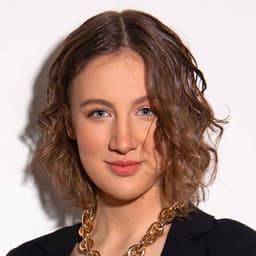 Лена Комарова